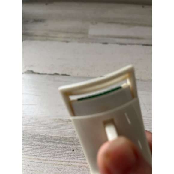 Electrical battery operated heated eyelash curler - Picture 4 of 5